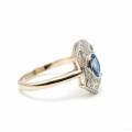 110_111_maroccan_blue_pierscionek_biale_zolte_zloto_z_szafirem_diamentami_2.png